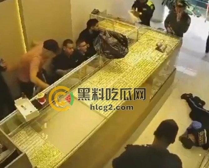 哥伦比亚珠宝店大劫案！伪警察武装劫匪火拼购物中心，保安中枪惊魂未定！-10