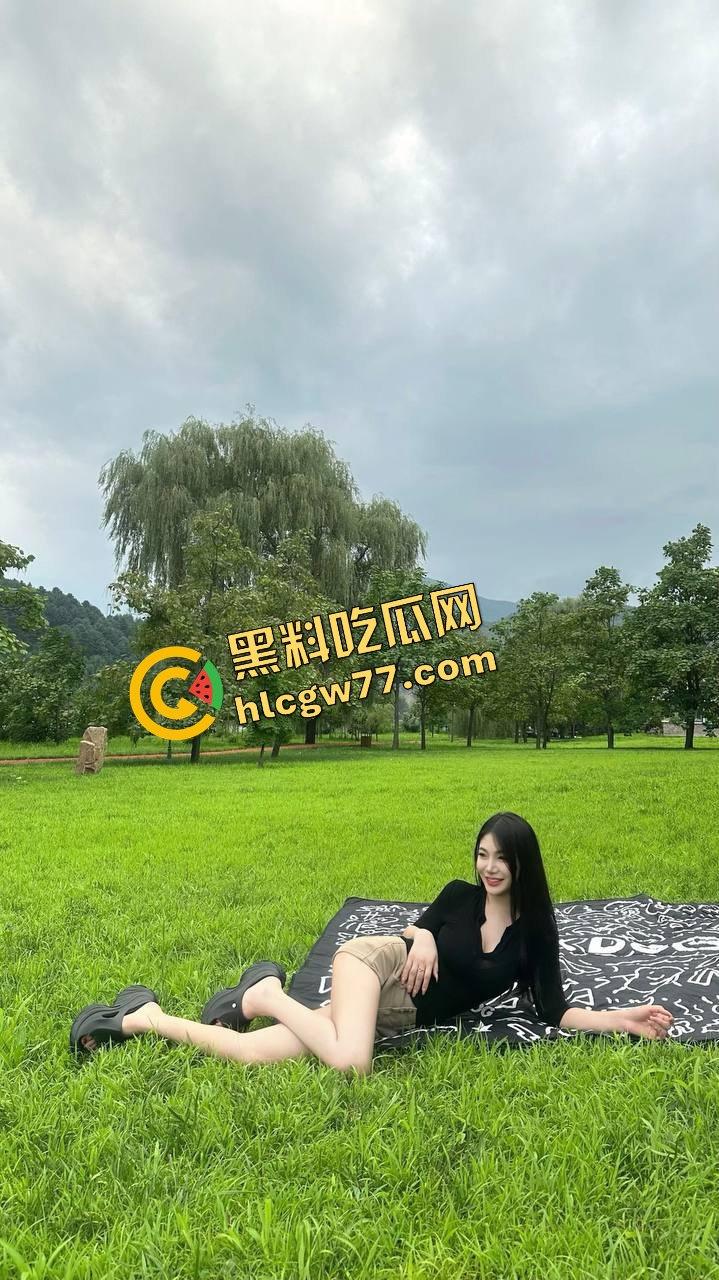 美团宣传片之美团买阳具送来个穿牛仔裤的火辣女外卖，高跟踩响撩骚上门，被小哥就地操翻内射！-3