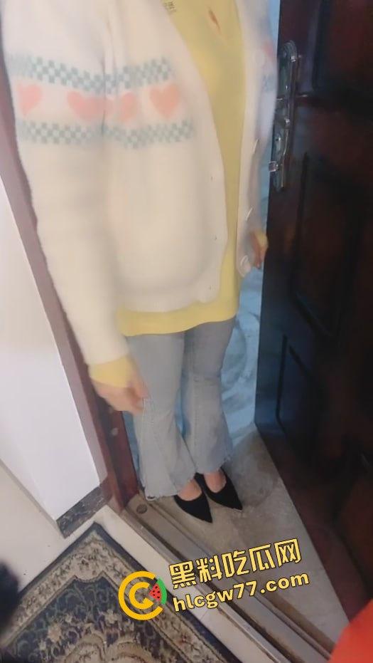 美团宣传片之美团买阳具送来个穿牛仔裤的火辣女外卖，高跟踩响撩骚上门，被小哥就地操翻内射！-7