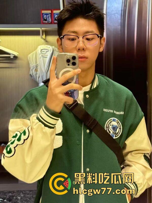 抖音热搜！广州某通讯录酒吧门 三人酒后互吃原视频来袭 三个男的大街上口 两个喝醉0给1口 内容炸裂！-16