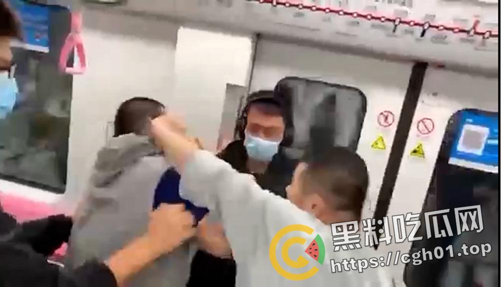成都地铁男同捉奸  两个胖熊大打出手为了另一个胖熊 都是gay 何必呢-6