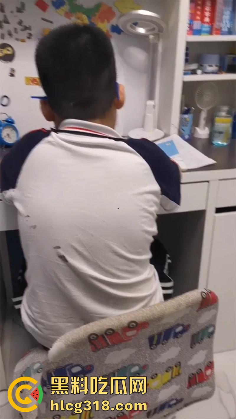 在儿子身后自慰的骚妇【桃子冰妈妈】再出佳作，肥臀人妻熟女天花板，各种淫语挑逗玩到高潮抽搐！-4