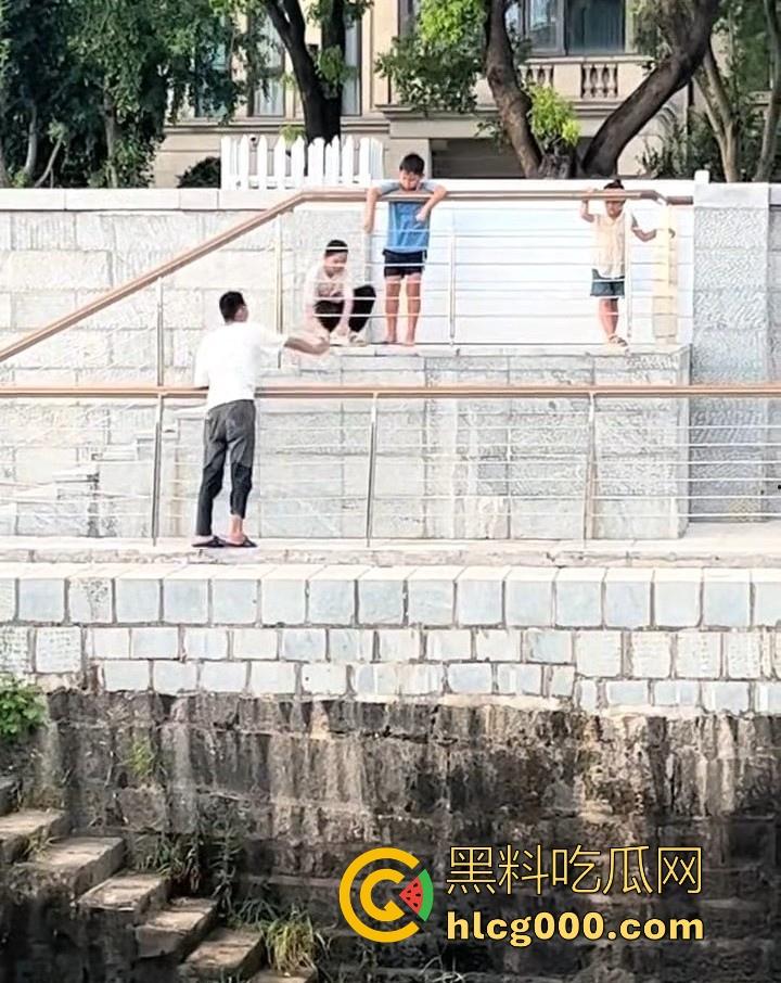 好悬啊！杭州闻堰突然大潮，小朋友在河边玩，未及时发觉被洪水冲走，还好及时抓住了树枝解救，险象环生！-5