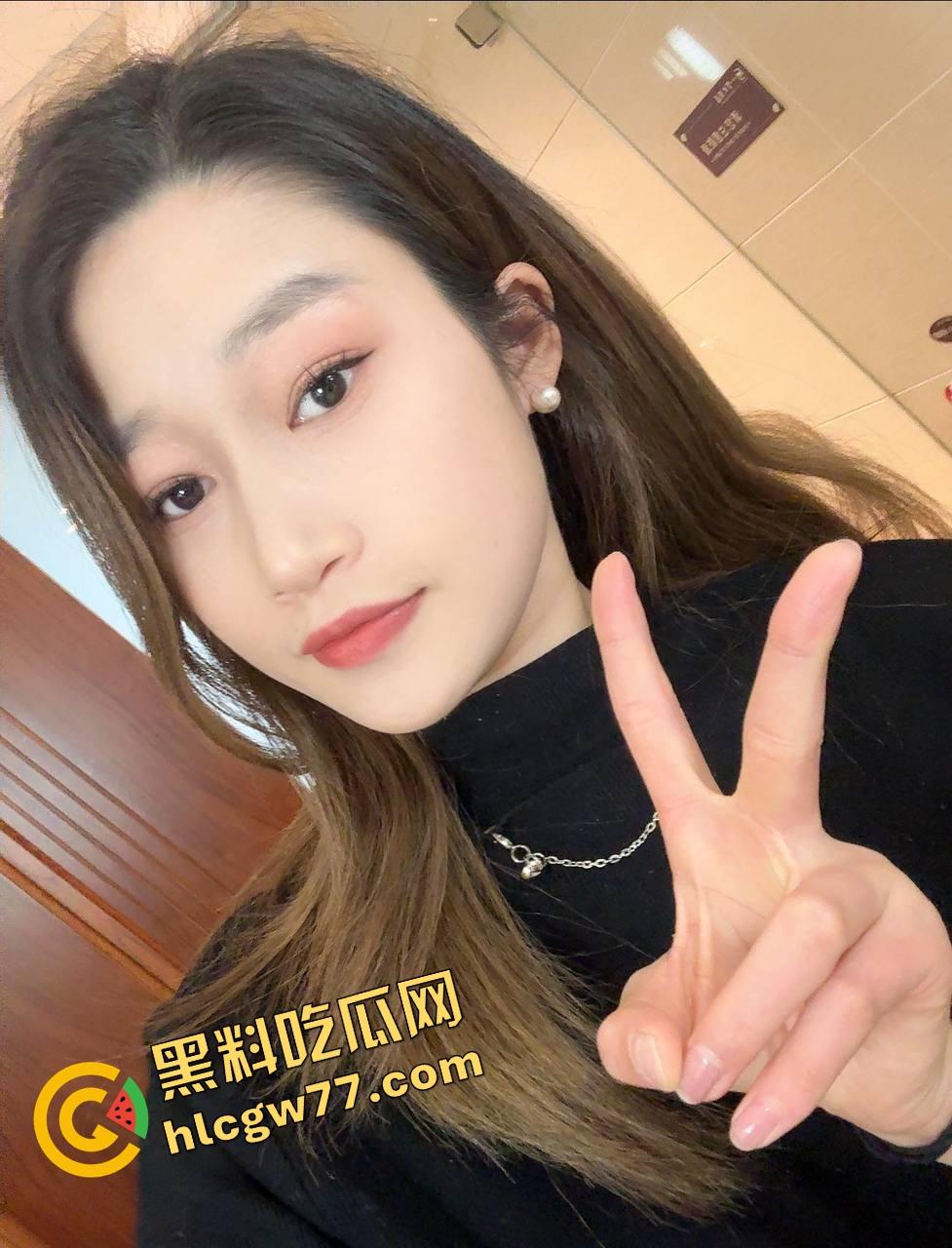 成都环球中心情侣不拉窗帘打野战，光着身子对着窗外狂操，现场直播皮影戏，爽到飞起！-3