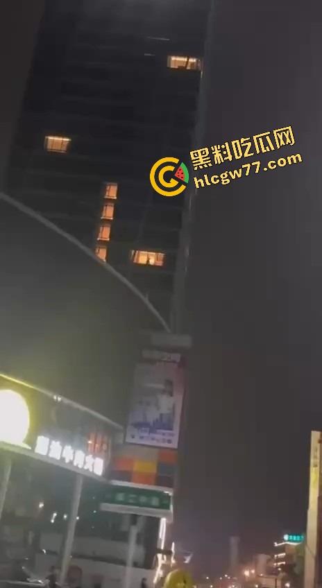 成都环球中心情侣不拉窗帘打野战，光着身子对着窗外狂操，现场直播皮影戏，爽到飞起！-5