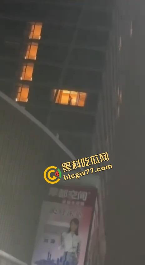 成都环球中心情侣不拉窗帘打野战，光着身子对着窗外狂操，现场直播皮影戏，爽到飞起！-6