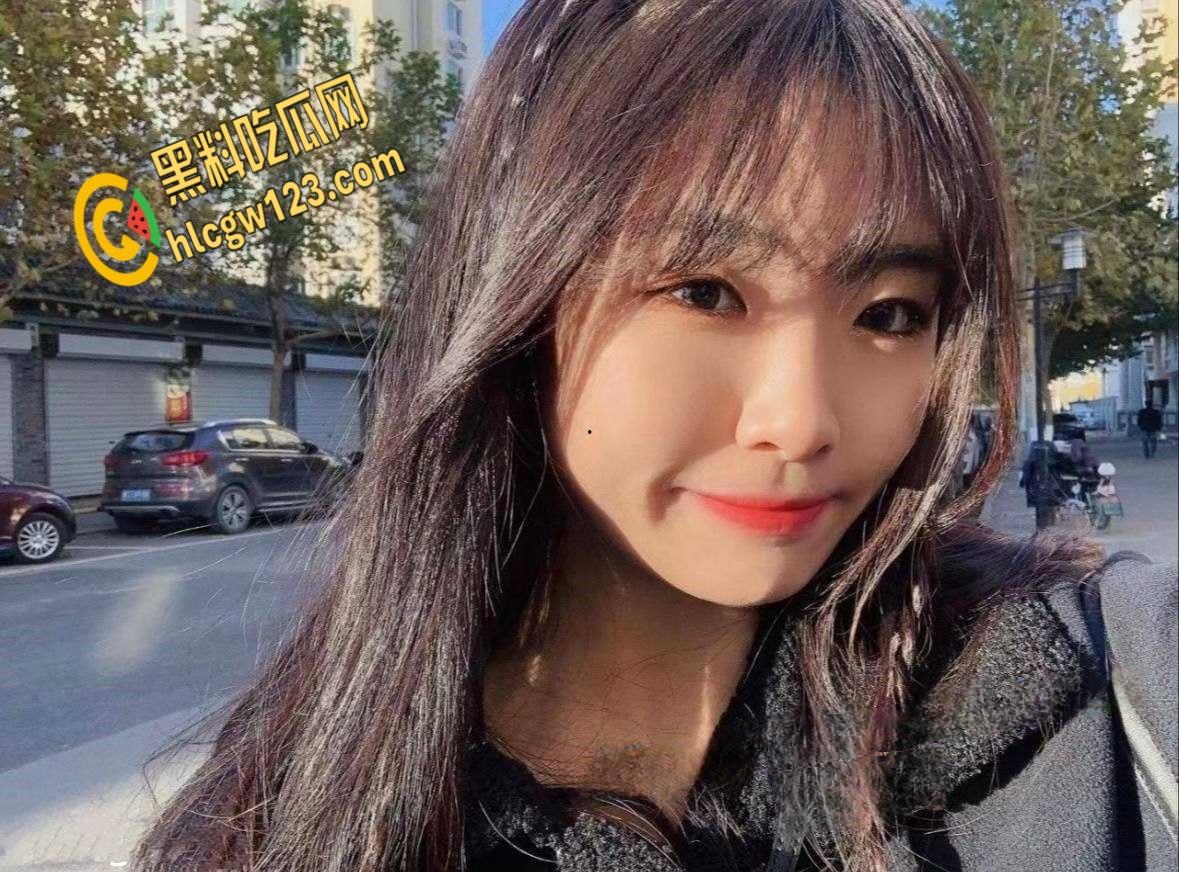 武汉反差母狗【李晓霜】，情趣装跪舔男友，骚逼渴求被狂干！-1