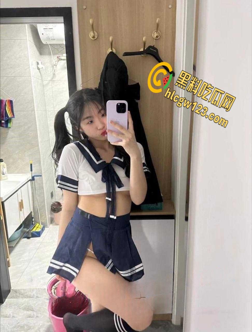 武汉反差母狗【李晓霜】，情趣装跪舔男友，骚逼渴求被狂干！-9