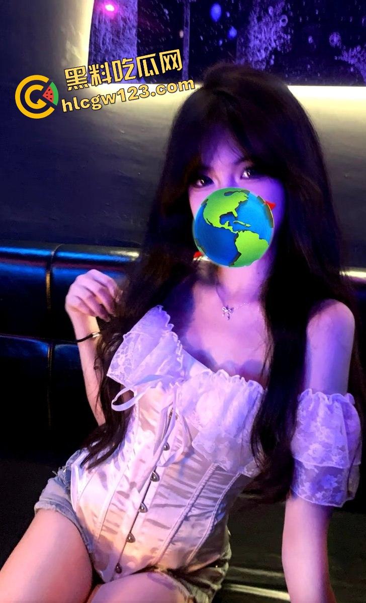 北京夜生活怎么玩？3个骚屁股排排站抽得啪啪响，富哥轮流抽射，汗的汗死，涝的涝死！-4