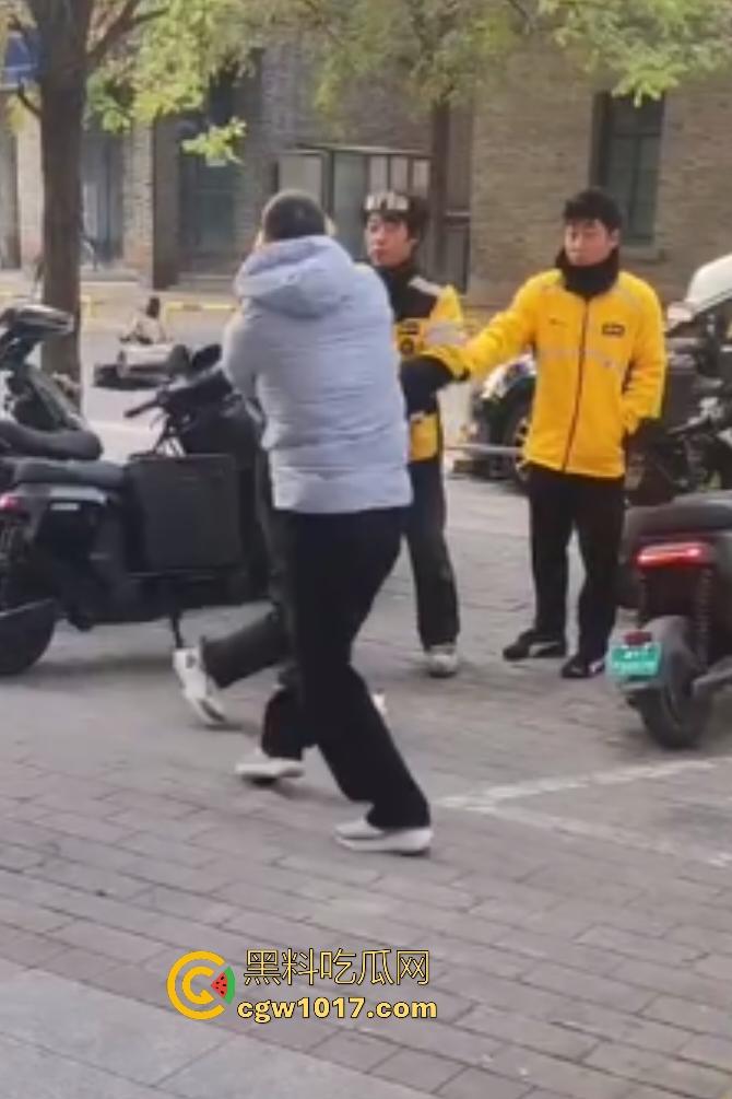 石家庄美团外卖小哥忍无可忍血刃站长，5块单子只给1块，离职扣80%工资逼人走绝路，这不是活该找刀吗？-6