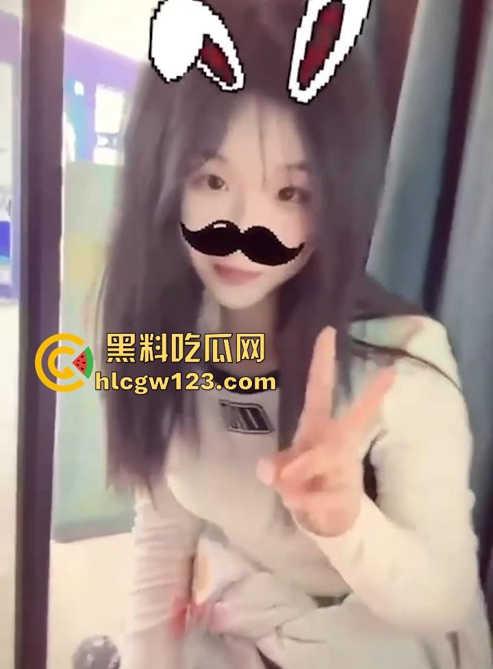 吉林建筑大学材料学院 情侣食堂上演辣眼戏码 女友大胆帮男友导管 被网友们扒出正面真容！-1