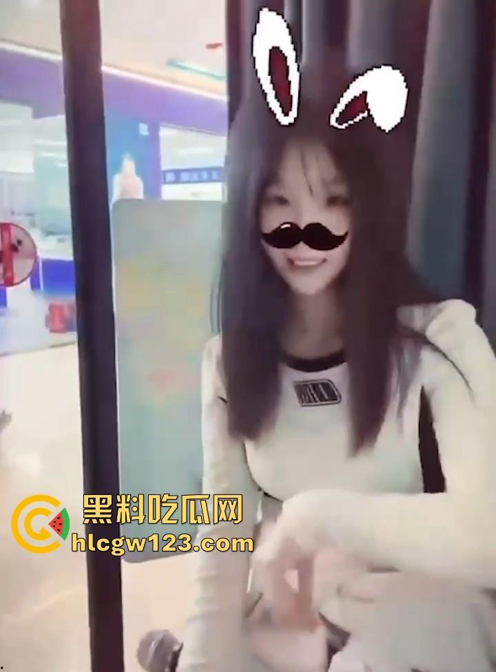 吉林建筑大学材料学院 情侣食堂上演辣眼戏码 女友大胆帮男友导管 被网友们扒出正面真容！-2