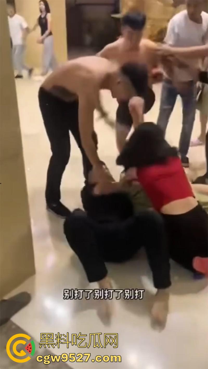 骚逼出轨精神小伙，男友带人在宾馆围堵，当场爆揍围殴，打人者已被抓捕，这下有理变没理了！-6