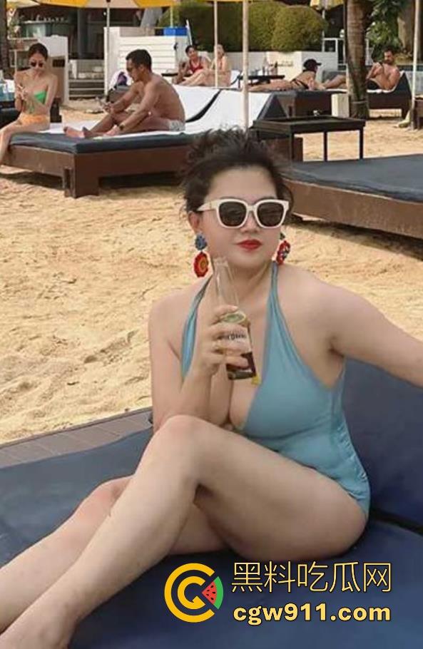 亲手剃光堂姐逼毛，看着白净的小穴，让她穿上汉服开档白丝，边看白虎骚逼边无套爆操，爽飞了！-1