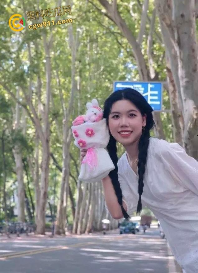 华中科技大学【刘婷婷】，为了缓解学习压力约炮体育生，SM捆绑调教口交，清纯嫩妹也有受虐发骚的一面 ！-4