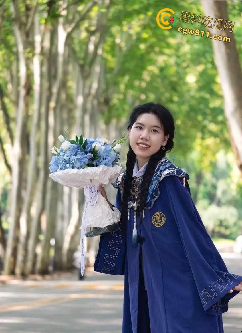 华中科技大学【刘婷婷】，为了缓解学习压力约炮体育生，SM捆绑调教口交，清纯嫩妹也有受虐发骚的一面 ！-5