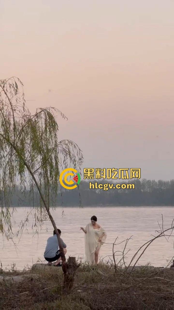 骚气人妻湖边写真骚到冒泡！穿薄纱大劈一字马，这骚架势把路人都看傻了，怪不得老公快秃了！-4