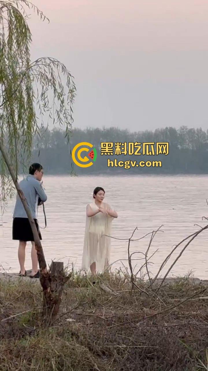 骚气人妻湖边写真骚到冒泡！穿薄纱大劈一字马，这骚架势把路人都看傻了，怪不得老公快秃了！-8