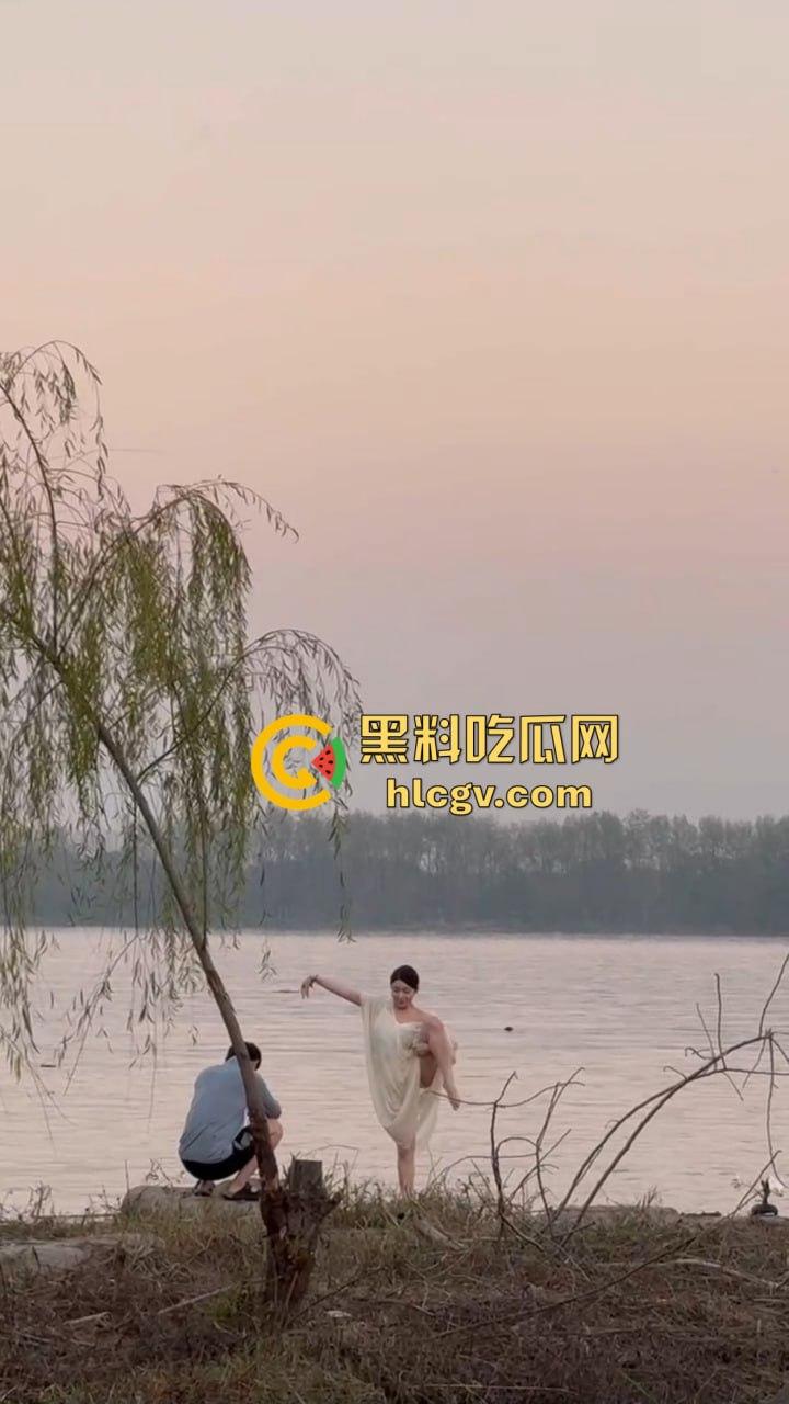 骚气人妻湖边写真骚到冒泡！穿薄纱大劈一字马，这骚架势把路人都看傻了，怪不得老公快秃了！-9