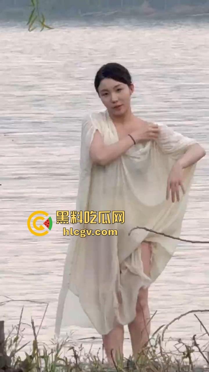 骚气人妻湖边写真骚到冒泡！穿薄纱大劈一字马，这骚架势把路人都看傻了，怪不得老公快秃了！-11