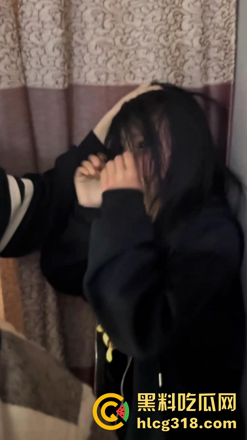 女人生来就会为难女人！天津学生妹被骗至出租屋，被一群精神小妹围殴爆揍，竟是因为抢男友？-4