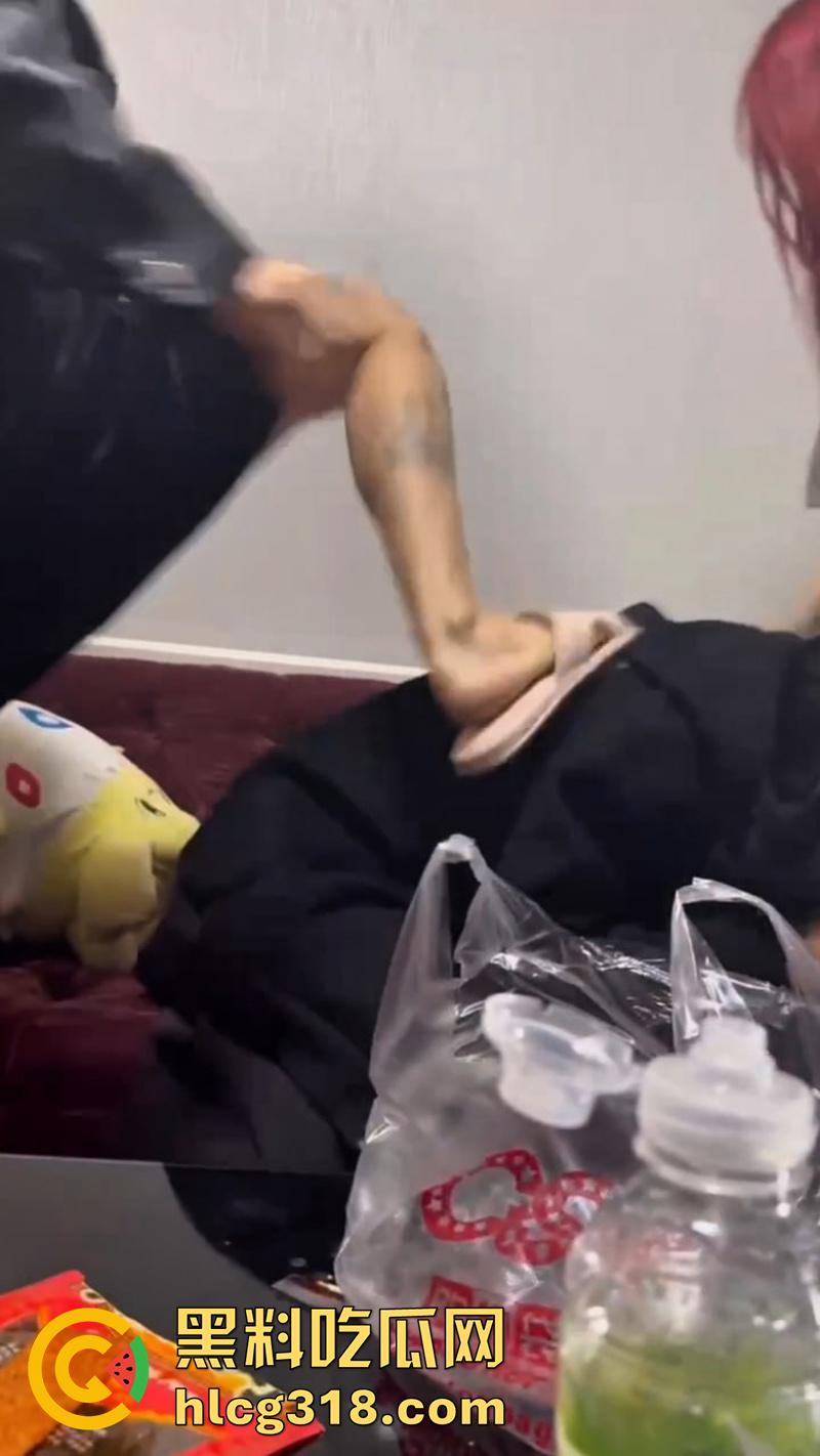 女人生来就会为难女人！天津学生妹被骗至出租屋，被一群精神小妹围殴爆揍，竟是因为抢男友？-7