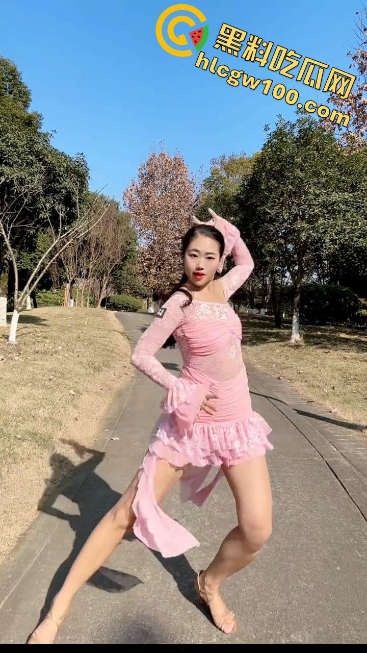 抖音6.8W粉【屿菲】付费定制脱衣裸舞道具抽插自慰，不愧是舞蹈主播花样就是多-3