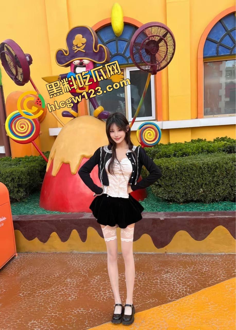 黑丝骚妹车震爽到疯，边开车边自慰喊操我，人来车往照样喷水，主动跳车求操，骚得一匹！-4