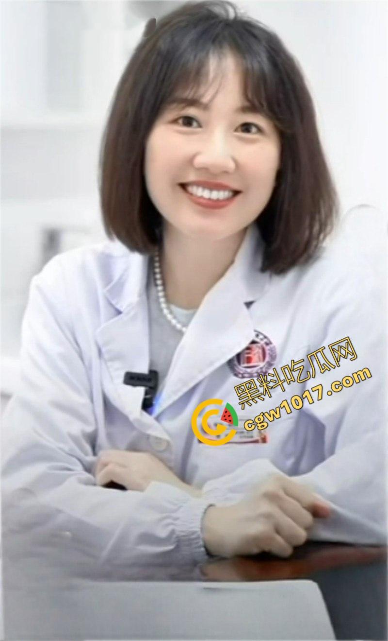 湖南省人民医院副院长【祖雄兵】与眼科女主任【曾琦】偷情视频曝光！职务淫乱，权色交易，家中沙发偷欢，引发全网哗然！-7