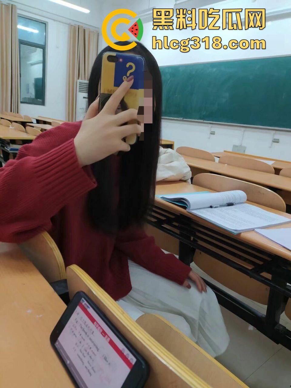 夏日午后，小日一下!反差眼镜妹小区长椅骑乘做爱，白裙诱惑激情开干，年轻人玩的真野啊！-1