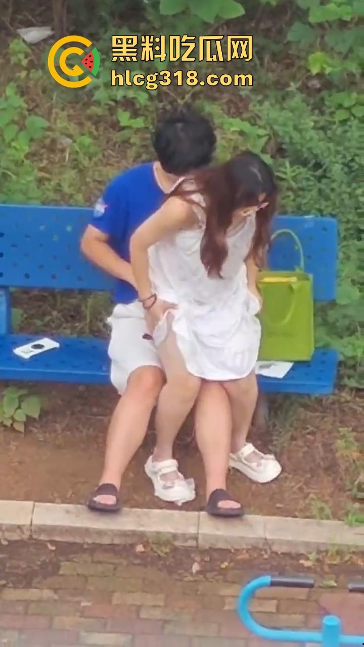 夏日午后，小日一下!反差眼镜妹小区长椅骑乘做爱，白裙诱惑激情开干，年轻人玩的真野啊！-3