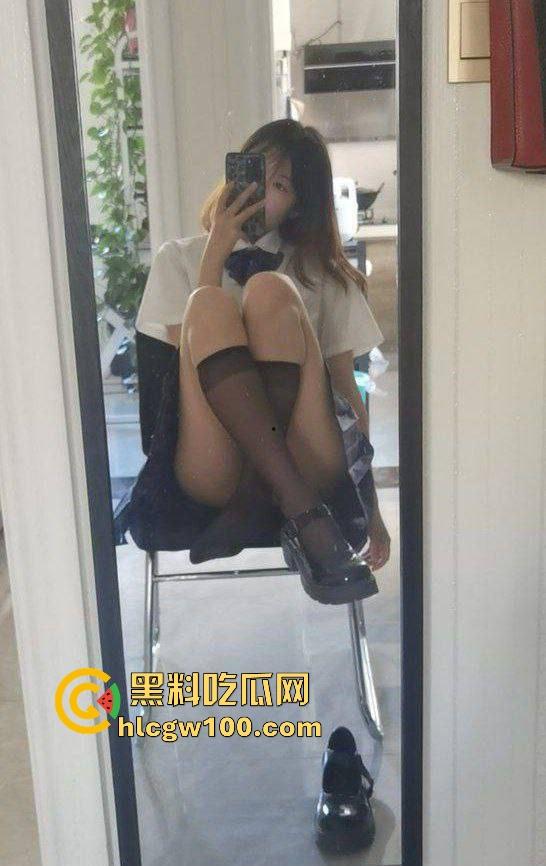 长沙职业学院清纯大一学妹【康婉莹】翻车，大尺度私密自拍被渣男曝光 情欲上头彻底沦陷！-8