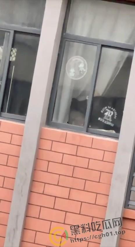 大学生版掩耳盗铃！教室内拉上窗帘打炮 外面的人看的一清二楚 整栋楼为其冲刺加油-4