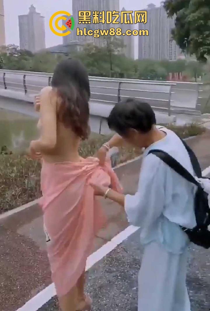 广西都市丽人【林依玲】裸体在公园穿高跟鞋遛弯 遇老太太好心提醒要穿衣保暖还给披上衣服-8